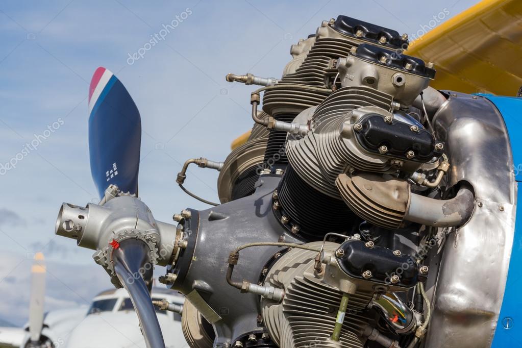 Oude motor en propeller vliegtuigen — Stockfoto 57499417