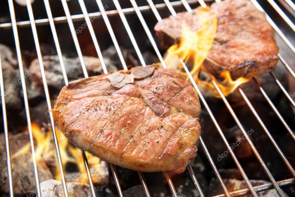 Braciola di maiale alla griglia sulla brace ardente — Foto Stock