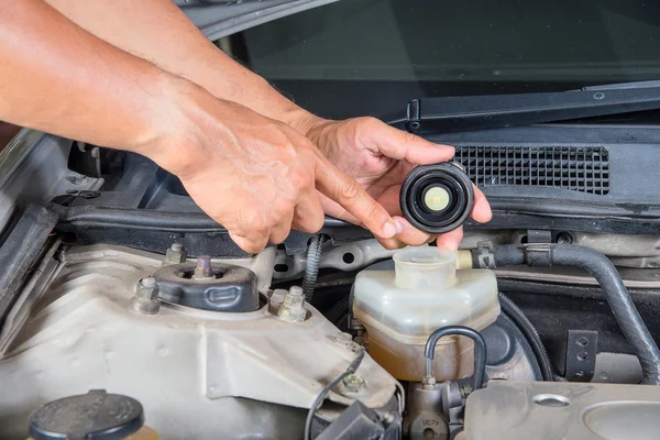Check brake fluid inlet,Car maintenance,Check  car yourself,Chec
