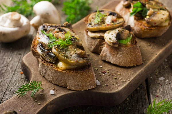 Crostini with mushrooms and cheese