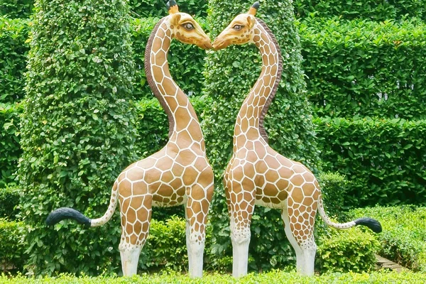 Sculpture in giraffes, giraffes kissing