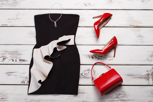 Evening dress with red bag.