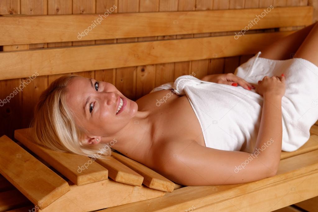 trahnuli-blondinku-v-bane trahnuli-blondinku-v-bane