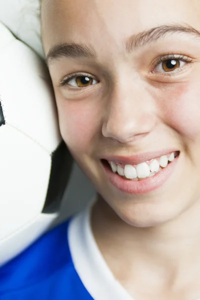 在孤立的白色背景上的足球运动服的女孩 - 图库