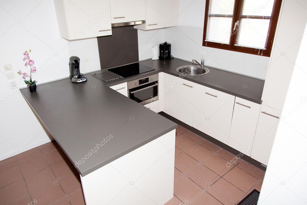 Witte en grijze moderne keuken ontwerpers interieur — stockfoto ...