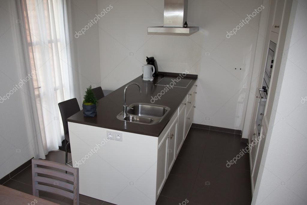 Keuken moderne stijl. gecombineerde keuken en eetkamer met zwarte ...