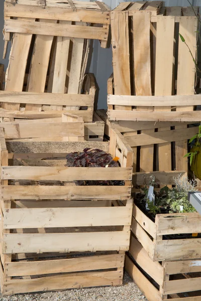 Distribution warehouse for fruits and vegetables with crates