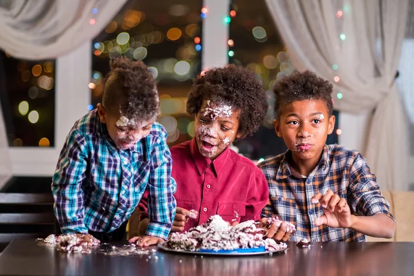 Black kids smashed a cake.