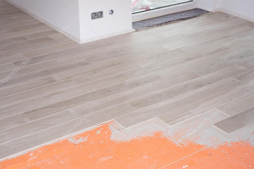 Rénovation de sol avec des carreaux en céramique en bois design ... Sol désign Bois