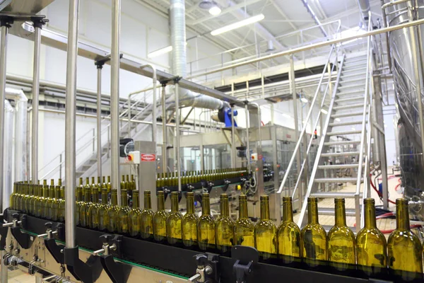 Conveyor line for bottling wine in bottles