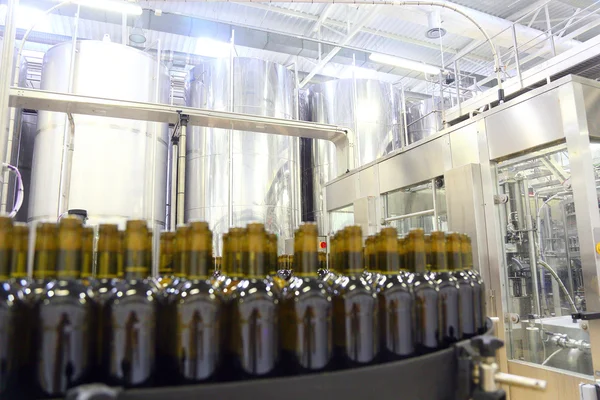 Conveyor line for bottling wine in bottles