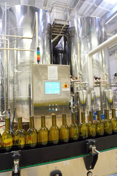 Conveyor line for bottling wine in bottles
