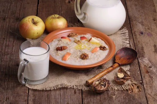 Porridge with milk, nuts and apples