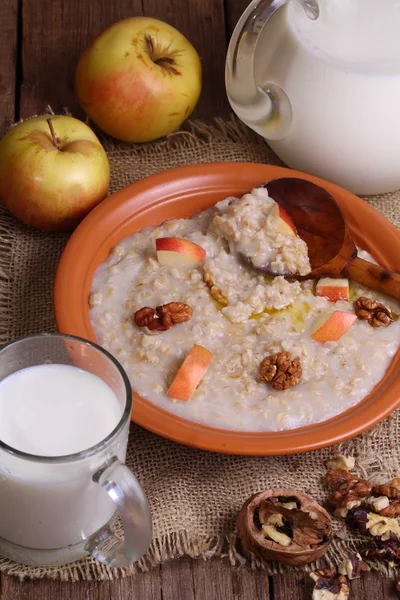 Porridge with milk, nuts and apples