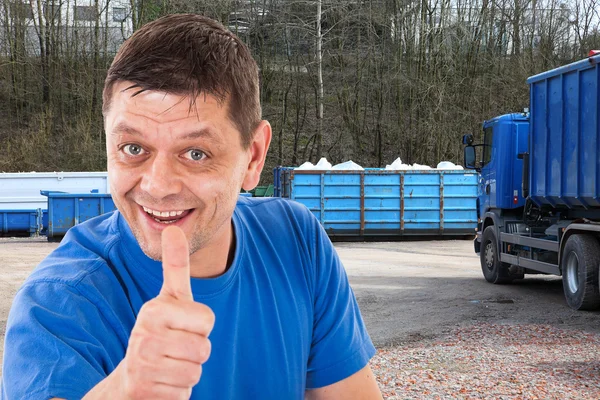 Man with thumbs up in front of a recycling-forwarding