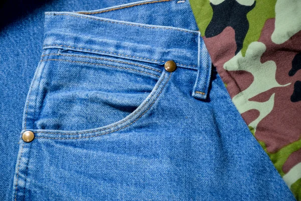 老式的蓝色牛仔裤经典 - 图库照片chanafoto#9