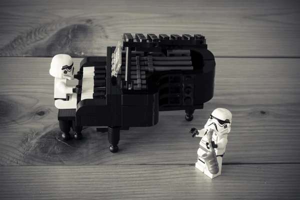 Star Wars movie : Stomtrooper Playing the piano and saxophone