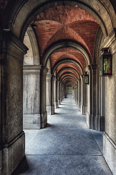 A number of arches with lanterns in one of the Binnenhof