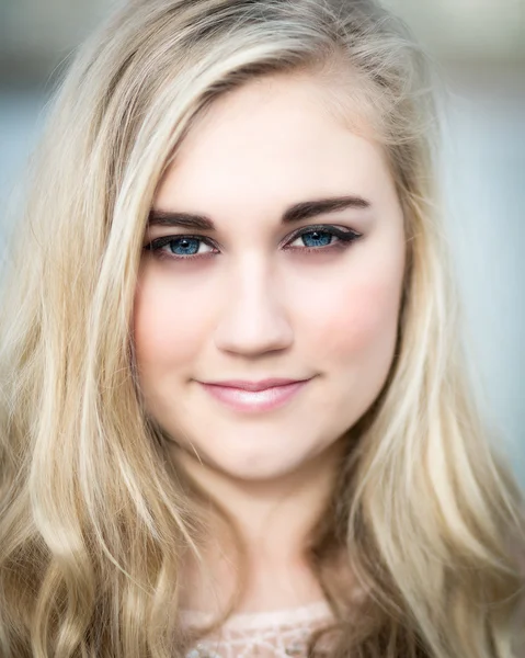 Beautiful Blond Teenage Girl With Blue Eyes - 图