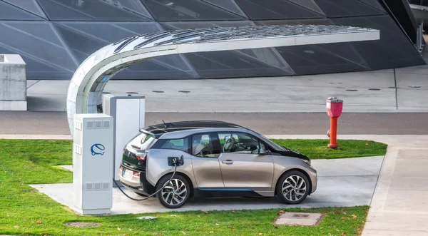 Electric vehicle charging (BMW i3)