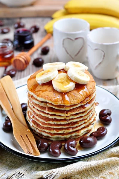 Vegetarian Pancake without eggs with organic agave syrup and bananas