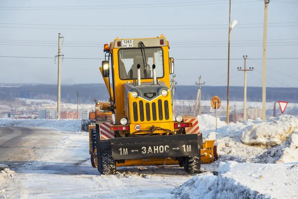 Snowplows clears highway