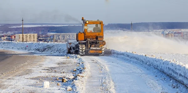 Snowplows clears highway