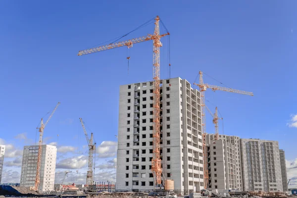 Construction of highrise buildings and construction cranes