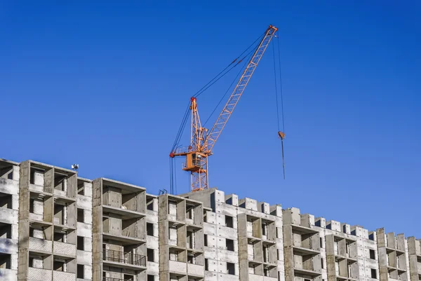 Construction of multistorey building and construction cranes