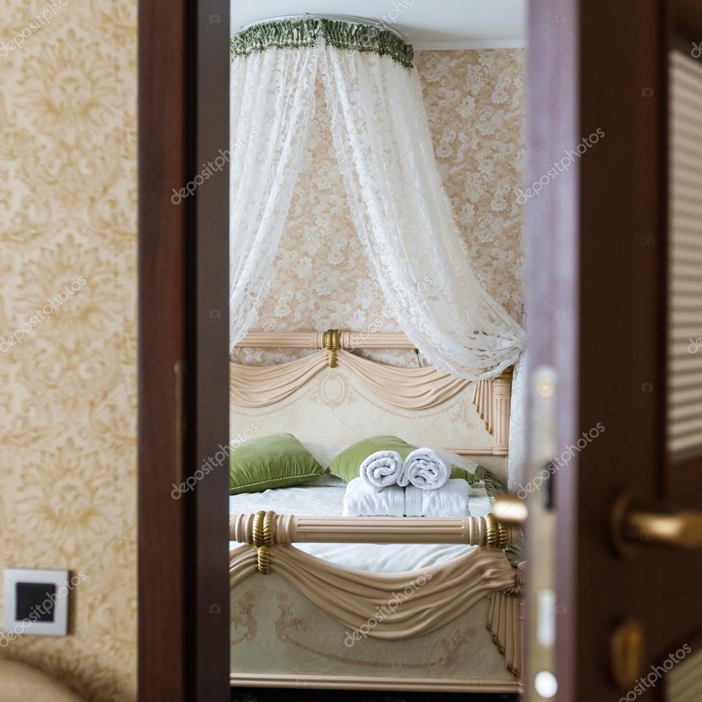 Halv öppna dörren för ett hotel sovrum — stockfotografi © milkos ...