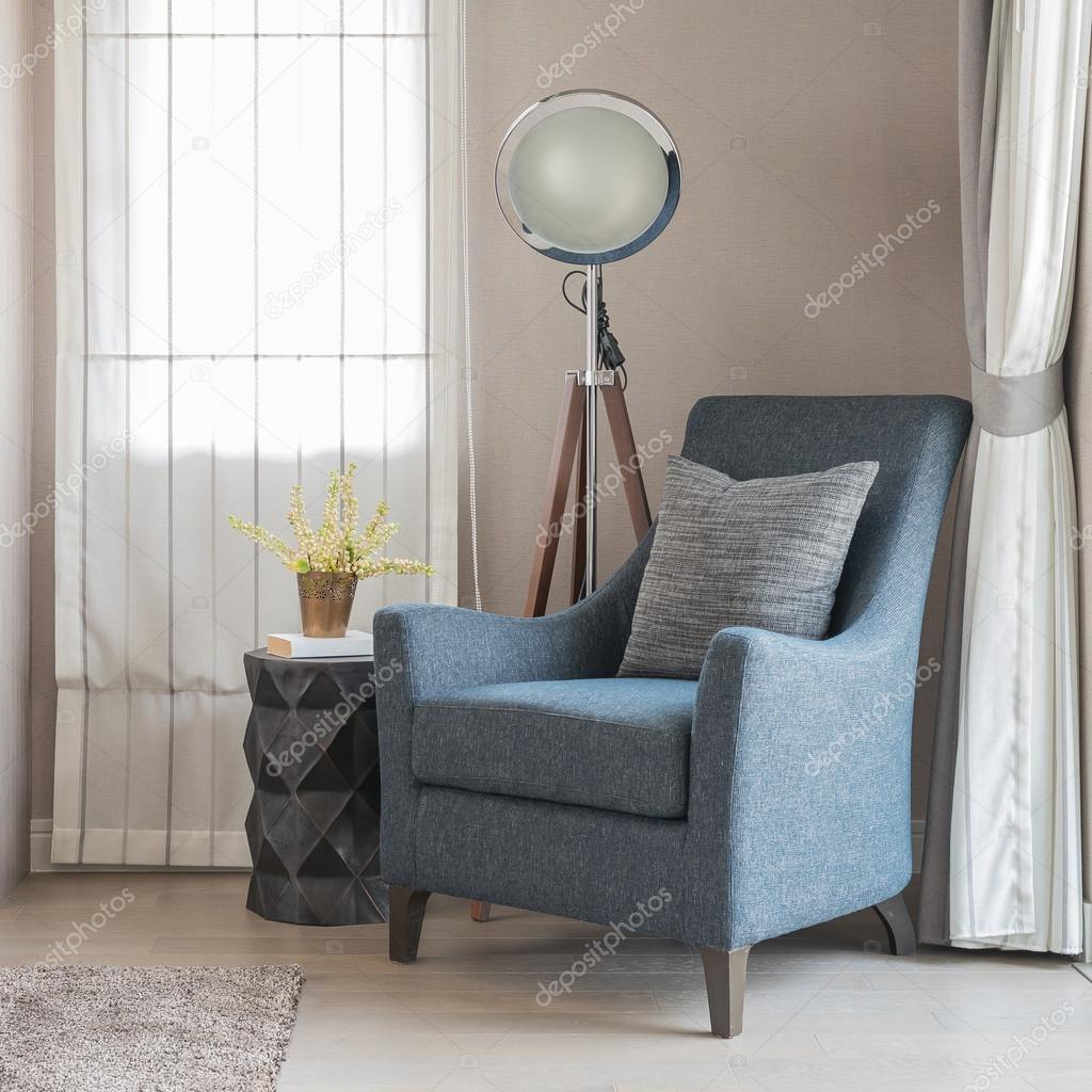 Klassiska blå soffa stil med grå kuddar och modern lampa på woo ...