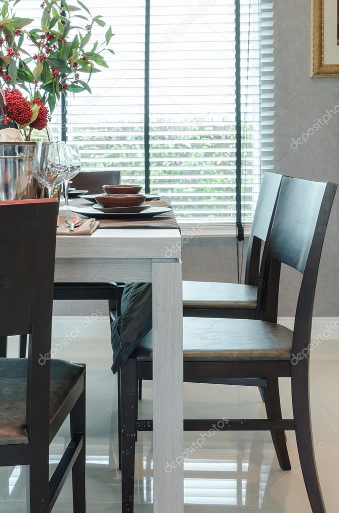 Mesa de comedor madera blanco con sillas de madera oscuras — fotos ... Sillas y mesas de madera blanco