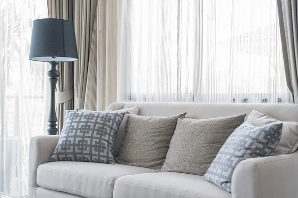 Klassieke bank met kussens in woonkamer — stockfoto ... Woonkamer klassiek banken