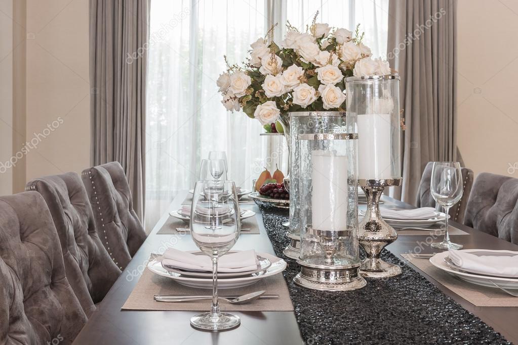 Lujoso comedor sala jarrón de flores sobre mesa de madera — foto ...
