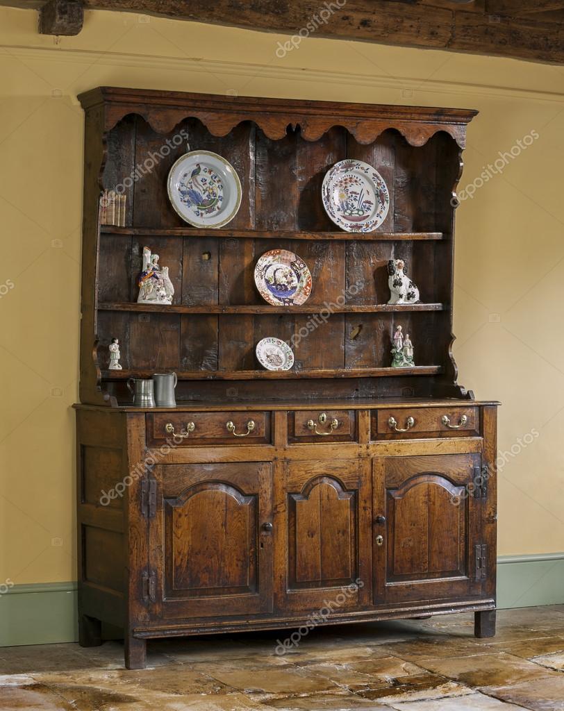 Oude engelse antiek eiken keuken dressoir — stockfoto © jak30 ...