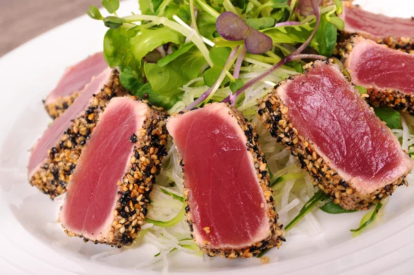 Seared tuna salad closeup
