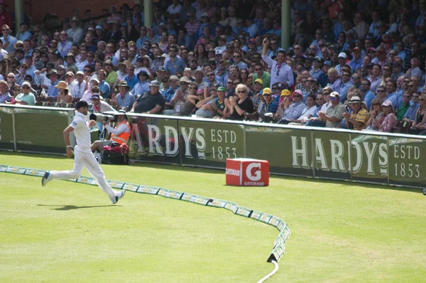 英语外野手未能保存边界 - 图库社论照片 moni