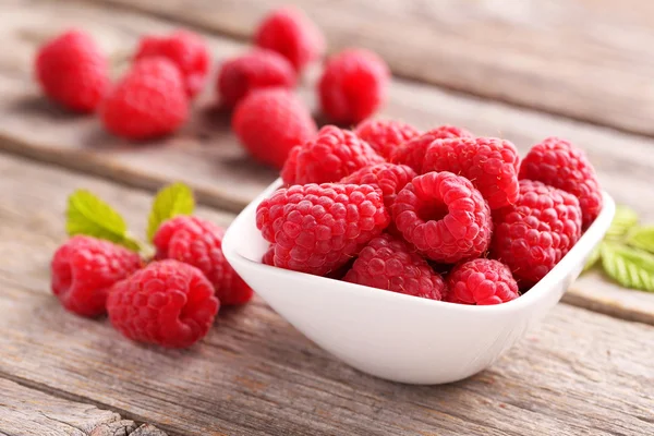 Red raspberries in bowl