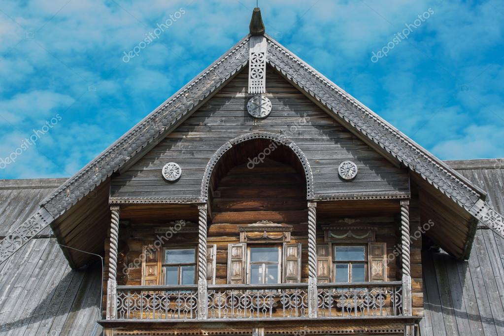 Decoración tradicional de casas de madera, ventanas y balcones ... Balcón Con Casas decoración