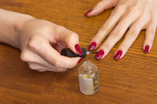 The process of applying for the varnished nails topcoat