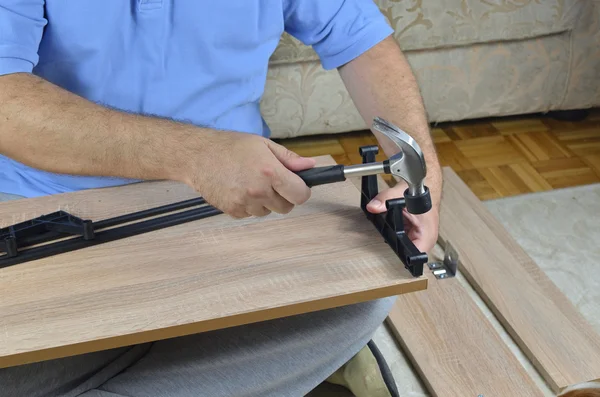 Montage of a Shoe Cabinet Drawer