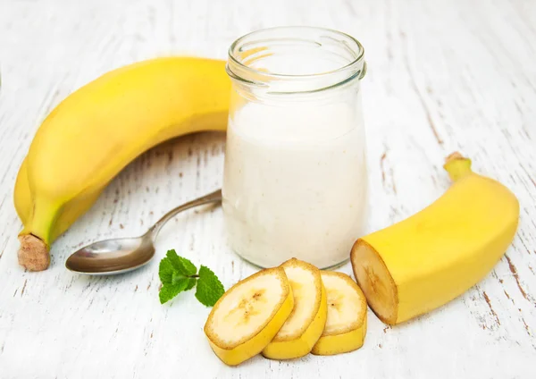 Banana yogurt wit fresh banana