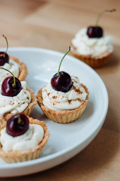Little homemade oat tarts with whipped cream
