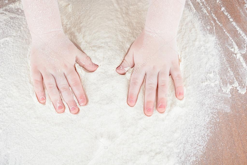 Resultado de imagen de manos niños harina