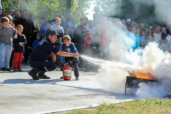 Teenagers show how to properly use a fire extinguisher