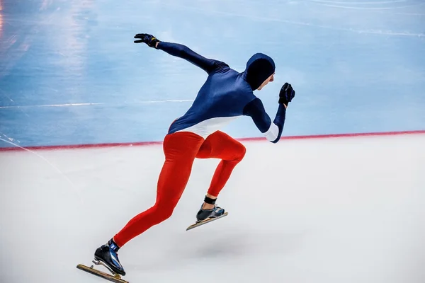 Fast start male skater to sprint