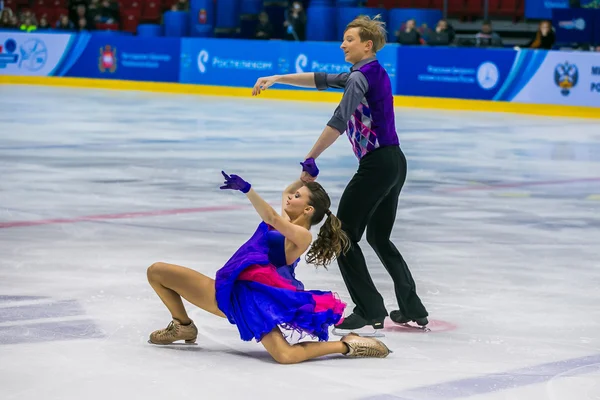 Performance of young men and women in short program