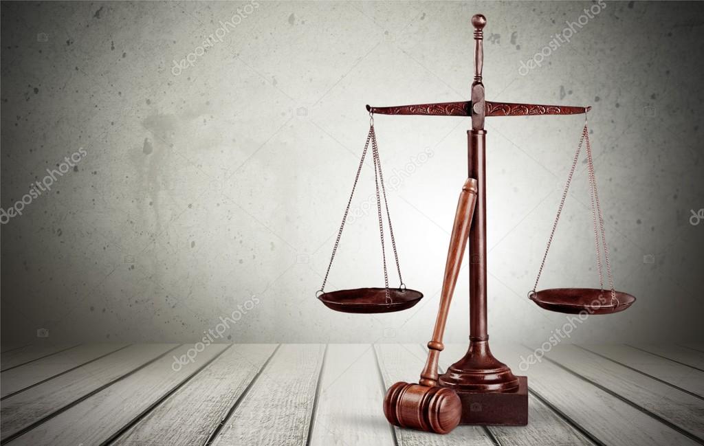 Justice Scales and wooden gavel — Stock Photo ...