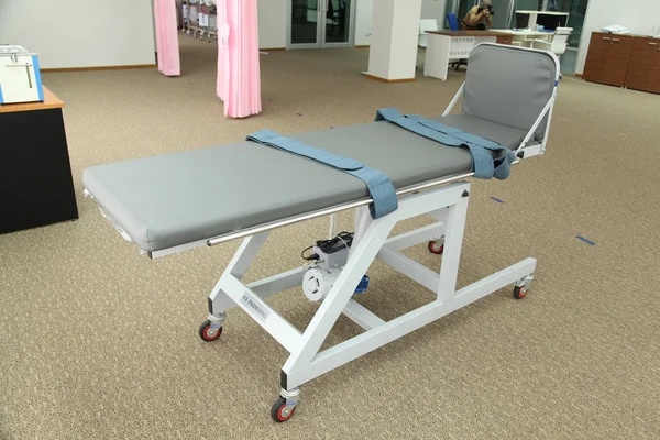 Bed for standing physiotherapy training unit