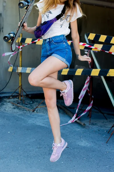 Giovane ragazza in pantaloncini 10